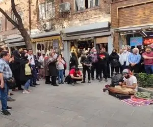 آواز خیابانی؛ آقاهه آهنگ آها بوگو رو چه دلچسب اجرا کرد و پسر معلول رو به وجد آورد