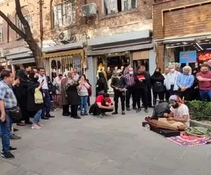 آواز خیابانی؛ آقاهه آهنگ آها بوگو رو چه دلچسب اجرا کرد و پسر معلول رو به وجد آورد