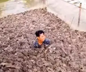 فرآوری قورباغه؛ آقاهه کله خر چه چندش رفته تو آب لجن که قورباغه از سر و کولش بالا میره