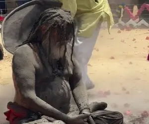 قبایل ناشناخته؛ رو پیرمرد زنده خاکستر میریزن سرتاپا سیاه شد بدون لباس نمیسوزه