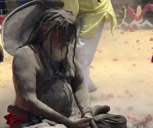 قبایل ناشناخته؛ رو پیرمرد زنده خاکستر میریزن سرتاپا سیاه شد بدون لباس نمیسوزه