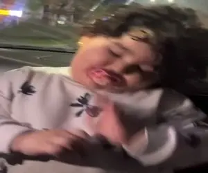 آواز شاد؛ بچه خوابالوئه آهنگ شاد زدن  با چشم بسته رقصید قر بوده بعد دست و پا درآوورده