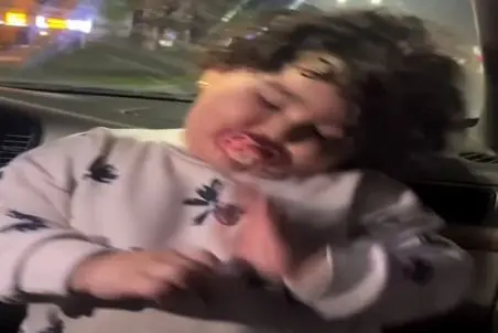 آواز شاد؛ بچه خوابالوئه آهنگ شاد زدن  با چشم بسته رقصید قر بوده بعد دست و پا درآوورده