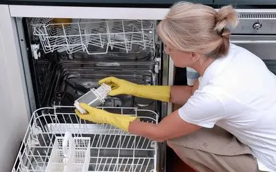 ترفندهای خانگی؛ آموزش تمیز کردن آبفشان ماشین ظرفشویی به آسون ترین روش ممکن