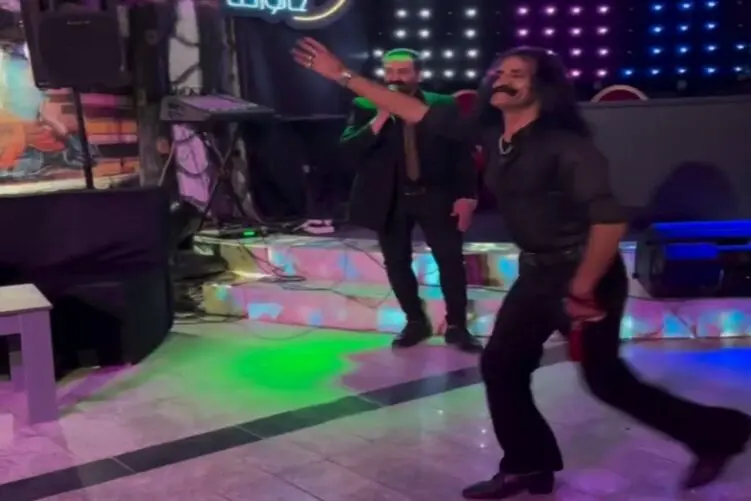 رقص عربی مرد فرز و چابک در رستوران