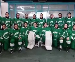 (ویدئو) دختران هاکی ایران مدال خود را به الهه حسین‌نژاد تقدیم کردند