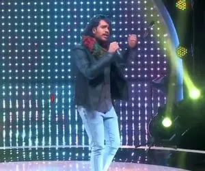 آواز شاد؛ به پسر اصن نمیومد خواننده باشه همه چشم دوختن به دهنش تا خوند دادشون رفت هوا