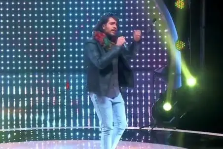 آواز شاد؛ به پسر اصن نمیومد خواننده باشه همه چشم دوختن به دهنش تا خوند دادشون رفت هوا