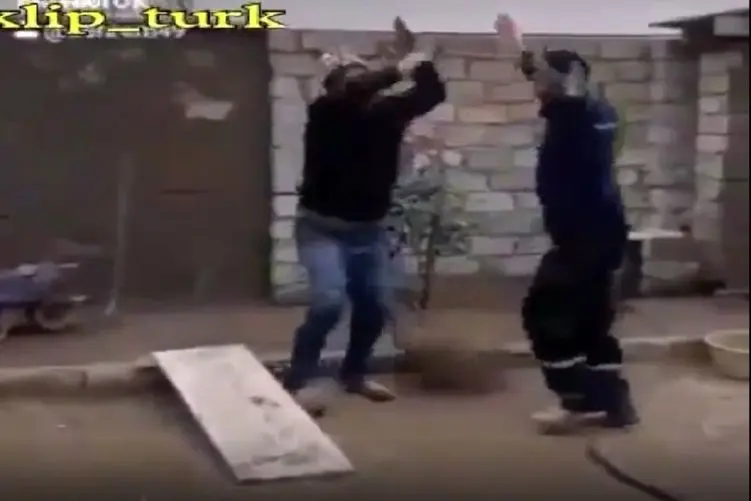 دانلود آواز؛ کارگرا وسط بیل زدن یه رقصی میکنن از غم دنیا فارغ دیدنی روحت شاد میشه