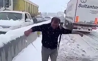 آواز خیابانی؛ راننده کامیون دید ترافیکه اومد پایین با آهنگ قره بالا پایکوبی کرد