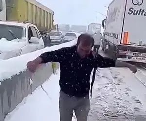 آواز خیابانی؛ راننده کامیون دید ترافیکه اومد پایین با آهنگ قره بالا پایکوبی کرد