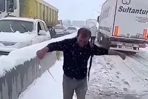 آواز خیابانی؛ راننده کامیون دید ترافیکه اومد پایین با آهنگ قره بالا پایکوبی کرد