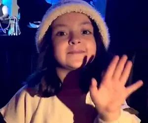 آواز پر قمیش؛ دخترک نیم وجبی تو کنسرت سینا درخشنده با تیپ تاسیان چه میرقصه و میخونه