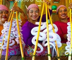 غذای دم دراز؛ خانمای همسایه جمع شدن مارهارو سیخ زدن و با مخلفات پختن نوش جان کردن