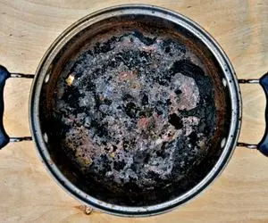 ایده های خلاقانه؛ با قابلمه جزغاله چکار کنیم دور بندازیمش؟ نه بابا اینجوری تمیزش کن