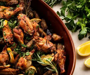 طرز تهیه بال مرغ دودی به یه روش جذاب و تر و تمیز؛ با این رسپی اوستایی میشه واسه خودت!