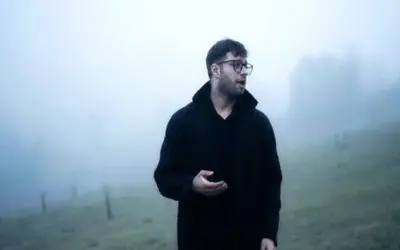 آواز احساسی؛ آهنگ عاشقانه ایهام که تو پاییز میچسبه/ به تو میبازم تا دل به من سپاری