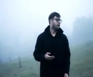 آواز احساسی؛ آهنگ عاشقانه ایهام که تو پاییز میچسبه/ به تو میبازم تا دل به من سپاری