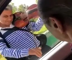 آواز نوستالژی؛ خواندن میمیرم اگه از تو جدا شم ایرج با نوای ویولون یک هنرمند خیابانی