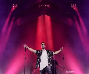 آواز احساسی/ همخوانی 2000 نفری مردم با غریب آشنا ایهام/ اشک مردم در آومده