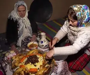 غذای خوش پخت دهاتی؛ طبخ چشم نواز پلو مرغ اعیونی تو شکمش پر از خلال و میوه خشکه