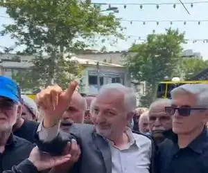 آواز جگرسوز؛ پدر تو تشییع پسرش کت شلوار سفید پوشیده ماتم زده میگه پسرم پیروز شد