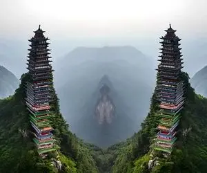 معماری خلاقانه؛ کوه و شبیه ماه تراشیدن خونه پلکانی ساخته نقلی با گل و آجر ولی اعیونی