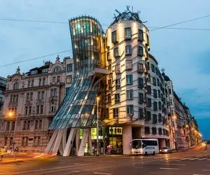 ساخت و ساز های کبیر؛ خانه رقصان ساختمون 9 طبقه ای که انگار یکی با لگد کوبونده وسطش