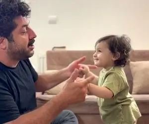 آواز شاد؛ پدر برای دختر یکسالش آهنگ حسن جغجغه رو خوند و رقصید پوکر فیس