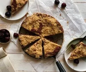 طرز تهیه کیک کرامبل گیلاس؛ یه دسر خاص و خوشمزه که دیوونت می‌کنه اساااسی