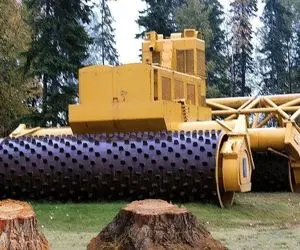 ماشین پرشگفت؛ ببینید این هیولا درختان قطور رو چجوری به دقیقه نشده قطع و پودر میکنه