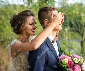 عروسی و دامادی که در خیابان در حال تیک تاکر بازیک هستند!