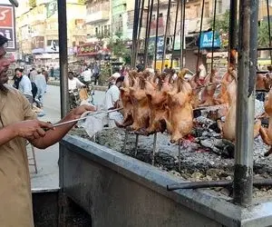 غذای خیابانی ؛ جوجه کباب هیزمی که تو پیاده رو برشته میشه و پاکستانی ها عاشقشن