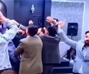 آواز شاد؛ میکروفن دادن دست رفیق داماد یجور مجلس گرم کرد ده تا ارکستر نمیتونست