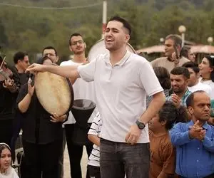 آواز شاد؛ استاد تو تور تفریحی برنجستانک به هنرجوها ساز یاد میده آدم کوتاها میان رقص