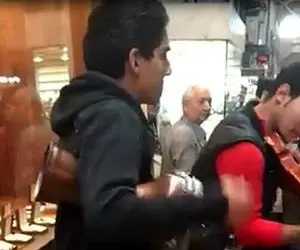 مطربی خیابانی؛ دو تا پسر یکی با ویولن و یکی با تنبک تو راسته بازار چه ولوِله بپا کردن