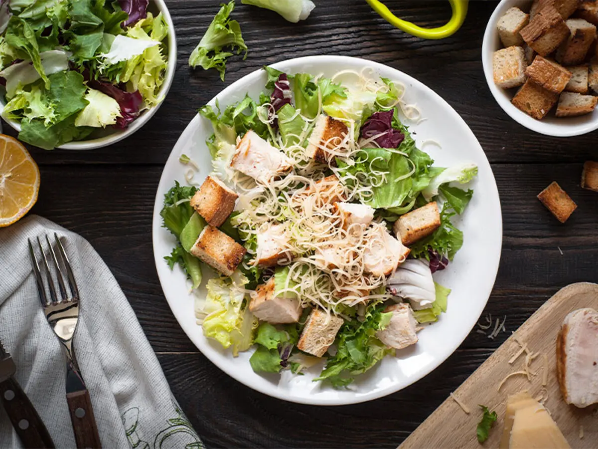 Fresh-caesar-salad-in-white-plate