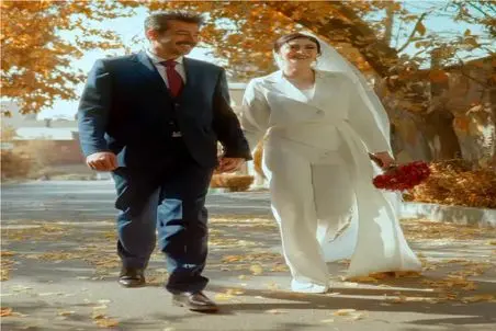 آواز شاد؛ مریم مومن سوار بر موتور شوهری قرارمون یادت نره میخونه / عقدشه