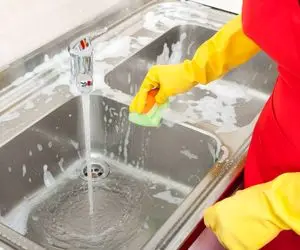 ترفندهای خانه داری؛ چطور سینک ظرفشویی را با مواد طبیعی برق بندازیم؟ 