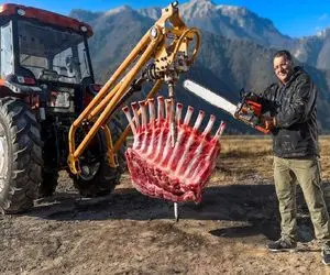 غذای باحال؛ برای درست کردن دنده کباب حلق گاو نر و گوش تا گوش برید درسته به سیخ کشید