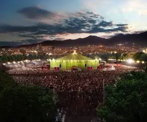 ولی تو تهران ۱۴۰۲ بین خیمه هایی که ساخته و سوخته شد؛ این خیمه یه اثر هنری بود!