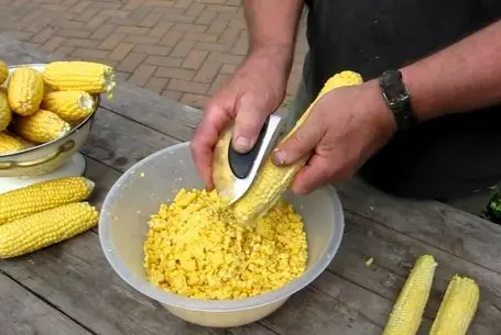 ترفندهای خانه داری؛ روش ساده دون کردن ذرت