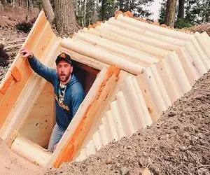 معماری خلاقانه؛ زمین جنگل با پیکور کند خونه اعیونی ساخت با در چوبی نقلی که چشم نخوره