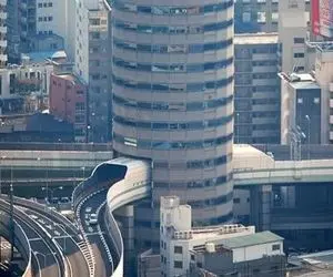 معماری خلاقانه؛ چین برج ساخت بعد اومد پل زد مجبور شد شکم ساختمونو سفره کنه