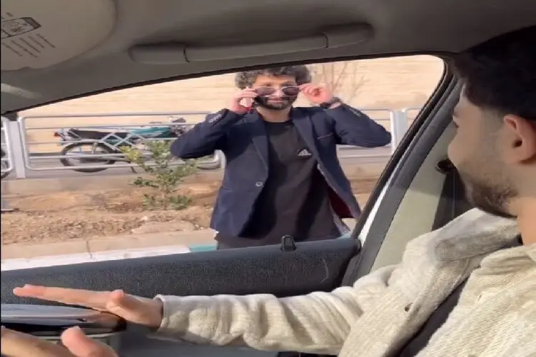 پسر تنبک زن با ماشین جلوی عابری توقف کرد هنرش را رخ بکشد ولی مرد عابر رو دستش زد