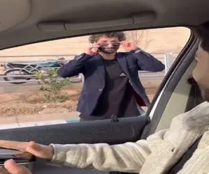 پسر تنبک زن با ماشین جلوی عابری توقف کرد هنرش را رخ بکشد ولی مرد عابر رو دستش زد