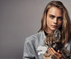 (عکس) لباس دیدنی کارا دلوین در مراسم لس‌آنجلس 