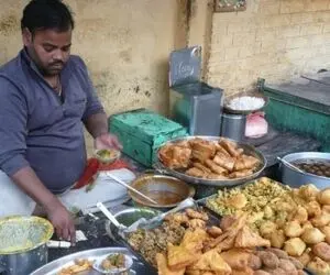 غذای هندی / آخه چی میریزن انقد غذاشون بیریخته چجور دلشون میره بخورنش ما نگاشم نمیکنیم