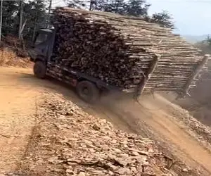 جا به جایی پرهیبت؛ راننده کامیون خل وضع انداخت تو جاده ای که گذر ازش کار خداست