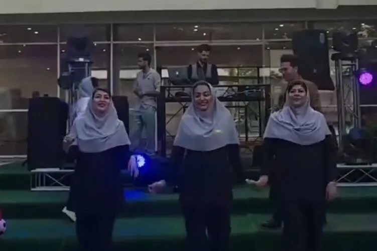آواز شاد؛ خانم های معلم برای جشن مدرسه زیبا شعر می خوانند